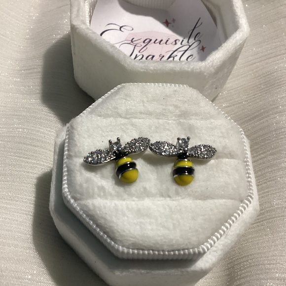 🐝Sparkly Adorable SilverTone Petite Bumblebee Post Back Stud Earrin - Picture 6 of 14